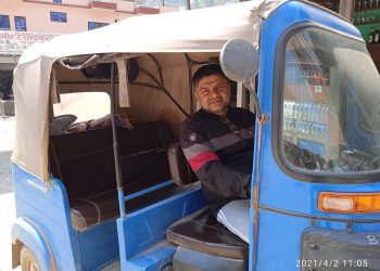 सजिला तारानाथ र उनकाे गाउँले रथ न्यौपाने यात्रु सेवा