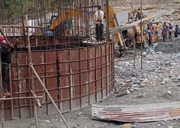 पुल निर्माणमा अवरोध गर्ने हार्ड ग्राभेललाई तोड्न ड्रक्टलाइन मेसिन आइपुग्यो