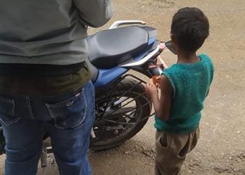 बुटवल गएकी आमा नफर्के पछि तम्घासमा १० वर्षीय शिव थापा अलपत्र