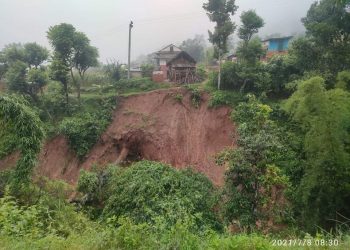 गुल्मीको अस्लेवामा पहिरोको कारण दुई घर उच्च जोखिममा