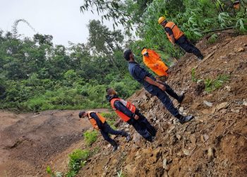 पहिरोको कारण सिद्वार्थ राजमार्ग अवरुद्ध