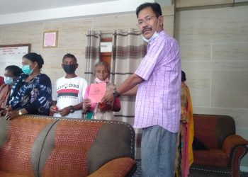 पहिरो प्रभावित छ घर परिवारलाई जग्गाधनी पूर्जा हस्तान्तरण