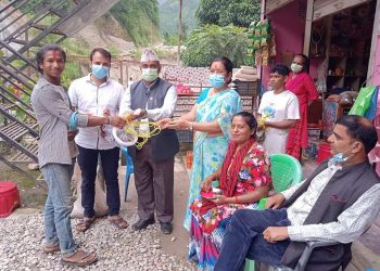 सत्यवती गाउँपालिकाद्वारा माझीसमुदायलाई माछा मार्ने जाल वितरण