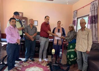 चन्द्रकोटका दुई विपन्न परिवारलाई आर्थिक सहयोग प्रदान