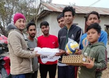 काङ्ग्रेसका  वडा सभापति अमूल्य श्रेष्ठद्वारा नगद तथा खेलकुदका सामग्री प्रदान