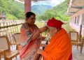 बृद्धबृद्धाको सहारा बनेकी कविता वालिङको उपमेयरको उमेद्वार