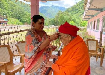 बृद्धबृद्धाको सहारा बनेकी कविता वालिङको उपमेयरको उमेद्वार