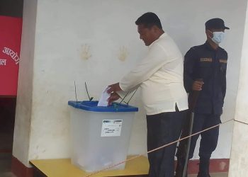 गाउँपालिका उपाध्यक्ष पदका उम्मेदवार वम लामीछानेले गरे मतदान