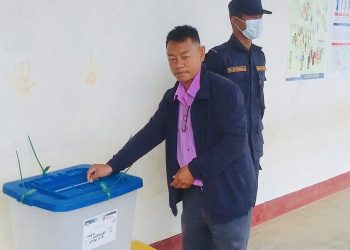 वडा नं १ का अध्यक्ष उम्मेदवार कृष्ण लामीछाने गरे मतदान