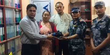 रामपुर नगरपालिकाद्वारा शसस्त्र प्रहरीलाई विपद् उद्धार सामग्री हस्तान्तरण